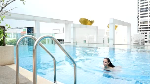 Selbstbewusste schöne Frauenporträt trägt roten Badeanzug in swimm — Stockvideo