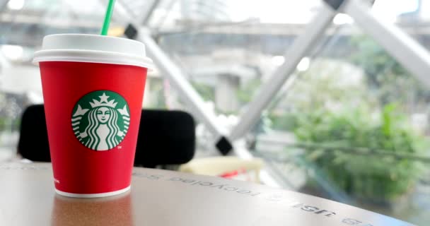Copo Vermelho Descartável Café Starbucks Mesa — Vídeo de Stock