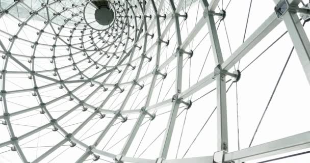 金属構造のガラスドームの内部図 — ストック動画