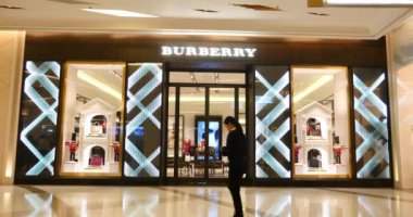 Bangkok, Tayland - 19 Kasım 2015: Burberry Store.Burberry Group plc dış giyim, moda aksesuarları, kokuları, güneş gözlüğü ve kozmetik dağıtma bir İngiliz lüks moda evi.