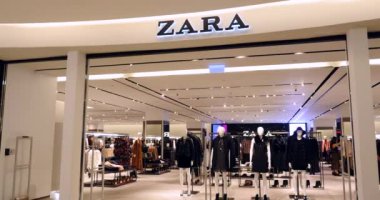 Bangkok, Tayland - 19 Kasım 2015: Zara mağazası. Zara Arteixo, Galiçya dayalı bir İspanyol hazır giyim ve aksesuarları perakendeci olduğunu