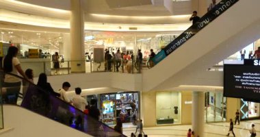 BANGKOK, THAILAND - CIRCA Kasım 2015: Alışveriş merkezinin içindeki insanlar.