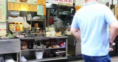 BANGKOK, THAILAND - CIRCA Kasım 2015: Alışveriş merkezinin içindeki insanlar.