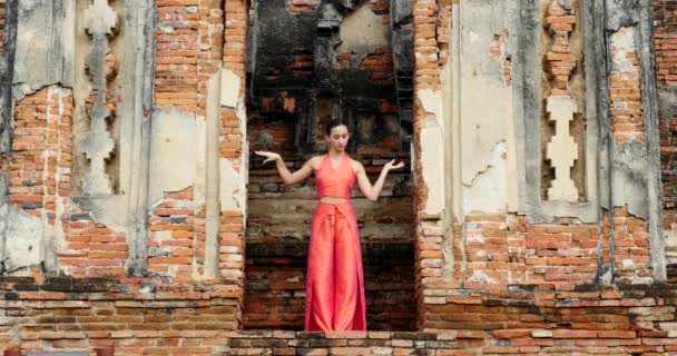 在泰国Ayutthaya传统寺庙前跳舞的年轻女子 — 图库视频影像