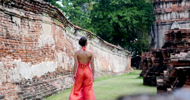 Jonge Vrouw Wandelen Buurt Van Traditionele Tempel Ayutthaya Thailand — Stockvideo