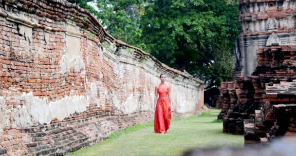 Jonge Vrouw Wandelen Buurt Van Traditionele Tempel Ayutthaya Thailand — Stockvideo