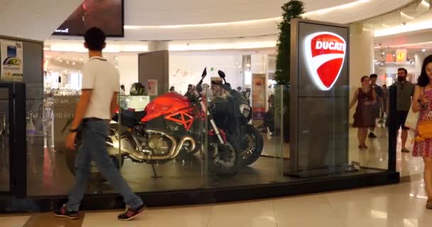 2015 ドゥカティ ショップ ショッピング モール内 ドゥカティモーターホ ールディングが設計し 製造をオートバイが 1926 年に設立されたイタリアの会社 — ストック動画