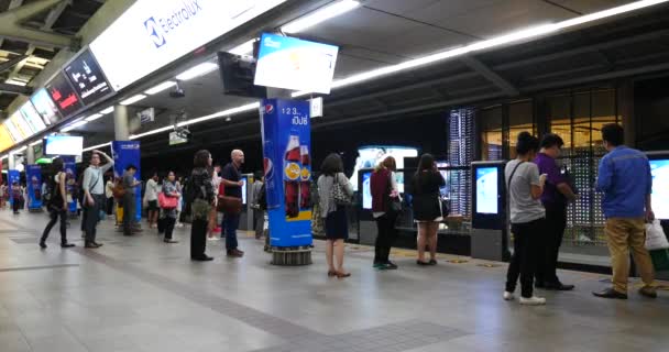 Μπανγκόκ Ταϊλάνδη Νοεμβρίου 2015 Σταθμός Μετρό Ταξιδιώτες Μέσα Bts Skytrain — Αρχείο Βίντεο