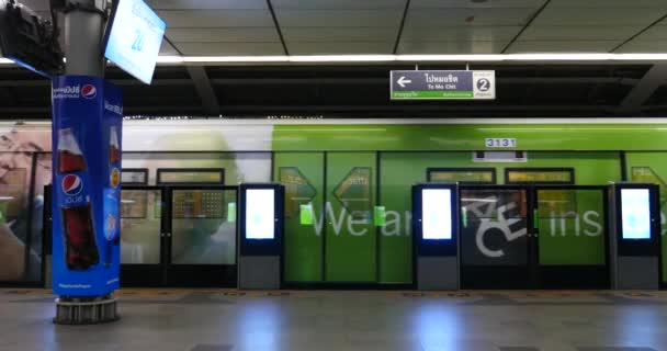 Μπανγκόκ Ταϊλάνδη Νοεμβρίου 2015 Σταθμός Μετρό Ταξιδιώτες Μέσα Bts Skytrain — Αρχείο Βίντεο