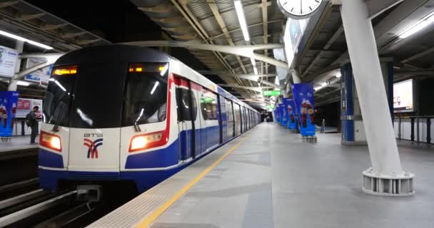 Bangkok Thaïlande Novembre 2015 Voyageurs Intérieur Station Métro Bts Skytrain — Video
