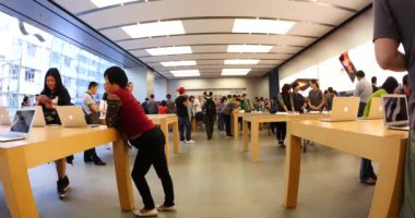 New York City - 13 Mayıs 2015: İnsanlar dahi çubuğu elma stok içinde. 2014 yılı itibariyle on beş ülke 437 perakende mağazalarda tutar Apple 72,800 kalıcı tam zamanlı çalışanı, istihdam. 