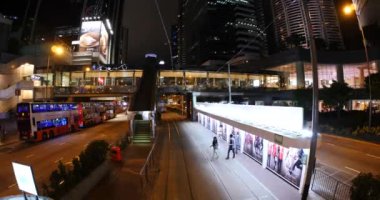 Hong Kong Tramvayı 'ndan HONG KONG, ÇİN - CIRCA Kasım 2015 POV View. 1904 'ten itibaren Hong Kong' un ilk toplu taşıma aracı oldu. Zaman aşımı videosu.
