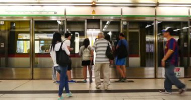 TOKYO, JAPONYA - CRCA MARCH, 2017: Tokyo metrosu Japonya 'nın Büyük Tokyo bölgesinde geniş bir hızlı ulaşım sisteminin bir parçasıdır..
