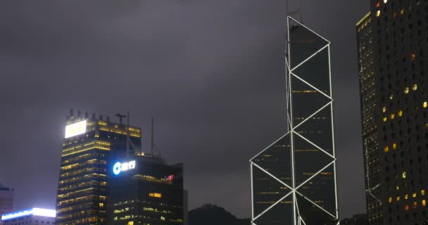 Blick Auf Moderne Bürogebäude Nachts Beleuchtet — Stockvideo