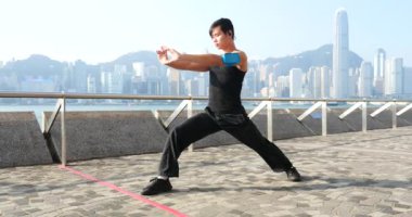 Asyalı adam dışarıda eğitim görüyor.