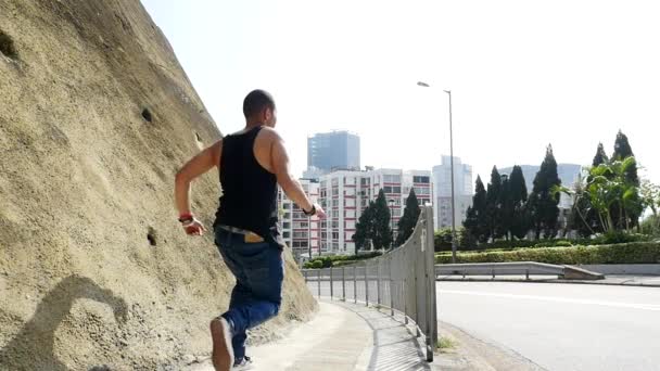 Beelden Van Een Parkman Die Straat Optreedt — Stockvideo