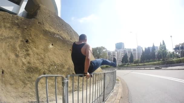 Filmación Del Hombre Parkour Actuando Calle — Vídeos de Stock