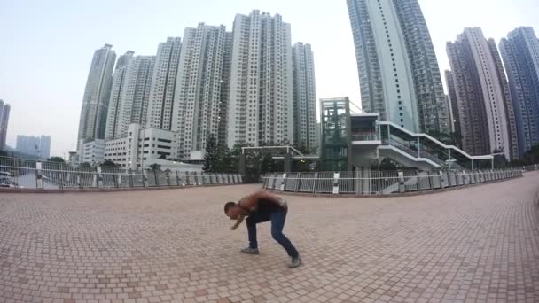 Filmaufnahmen Von Parkour Mann Der Auf Der Straße Auftritt — Stockvideo