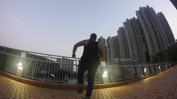 Filmagem Homem Parkour Apresentando Rua — Vídeo de Stock