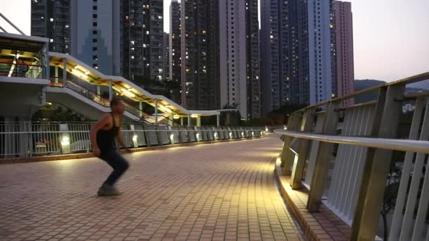 Bilder Parkour Mannen Som Uppträder Gatan — Stockvideo