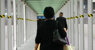 HONG KONG, ÇİN - CIRCA Kasım 2015: Feribottan inen insanlar.