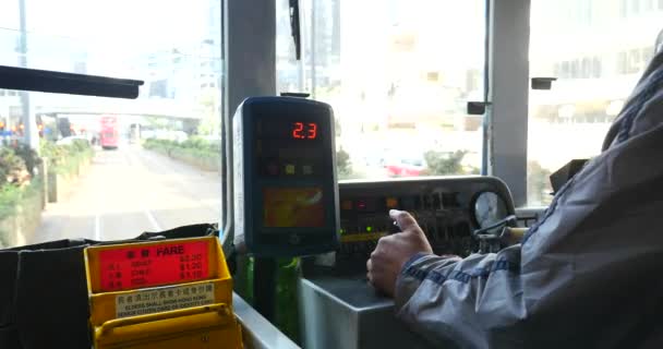 Hong Kong China Circa Noviembre 2015 Hombre Identificado Conduce Tranvía — Vídeo de stock
