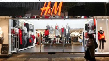 Hong Kong, Çin - 28 Kasım 2015: Kowloon'da H&M ön vitrin mağazası.