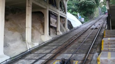 gür yeşilliklerle çevrili raylar üzerinde Retro tramvay hareketli