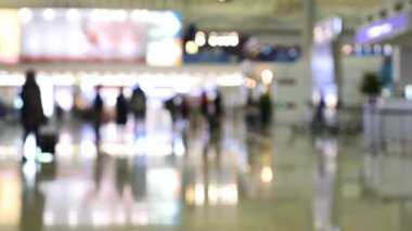 Uluslararası Havalimanı 'nın içindeki insanlar.