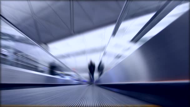 Out Focus Unidentified Tourists Walking Treadmill International Airport Blue Tone — Vídeo de Stock