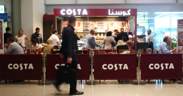 Dubai Zjednoczone Emiraty Arabskie Listopad 2015 Costa Coffee Międzynarodowym Lotnisku — Wideo stockowe