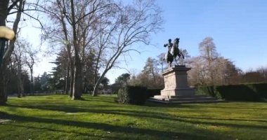 yeşil çim ve Anıt ve yürüyüş insanlarla Park sahne panoramik görünümü