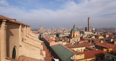 bulutlu gökyüzü altında eski şehir binalarının çatıları panoramik görünümü
