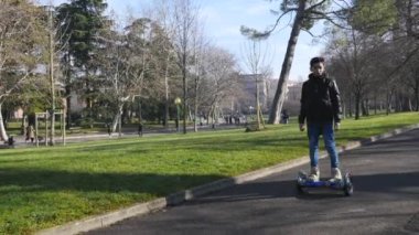 BOLOGNA, İtalya - 31 Ocak 2016: Uçan kaykaydaki genç şarj edilebilir pille çalışan scooter