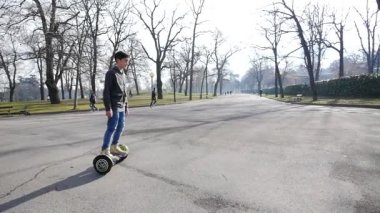 BOLOGNA, İtalya - 31 Ocak 2016: Uçan kaykaydaki genç şarj edilebilir pille çalışan scooter