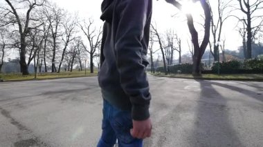 BOLOGNA, İtalya - 31 Ocak 2016: Uçan kaykaydaki genç şarj edilebilir pille çalışan scooter