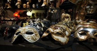 Karnaval maskelerinin panoramik görüntüsü. Venedik, İtalya.