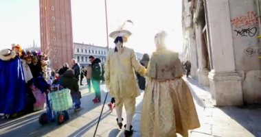 Kostümler içinde yürüyen insanlar, Venedik Karnavalı, İtalya