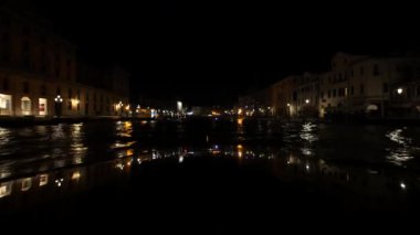 İtalya 'da Venedik' te gece vakti Grand Canal boyunca bir motorlu tekneye binmek.