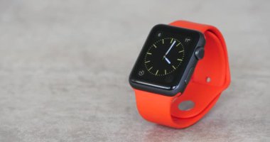 Venice, İtalya - 6 Şubat 2016: Apple Watch spor bir tablo. Apple Inc, IOS ve diğer Apple ürünleri ve Hizmetleri ile entegre tarafından geliştirilen bir smartwatch Apple Watch olduğunu.