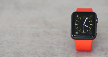 Venice, İtalya - 6 Şubat 2016: Apple Watch spor bir tablo. Apple Inc, IOS ve diğer Apple ürünleri ve Hizmetleri ile entegre tarafından geliştirilen bir smartwatch Apple Watch olduğunu.