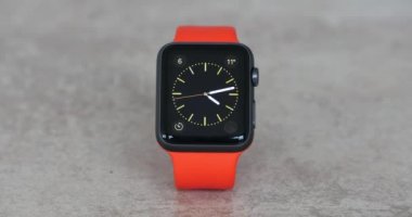 Venice, İtalya - 6 Şubat 2016: Apple Watch spor bir tablo. Apple Inc, IOS ve diğer Apple ürünleri ve Hizmetleri ile entegre tarafından geliştirilen bir smartwatch Apple Watch olduğunu.