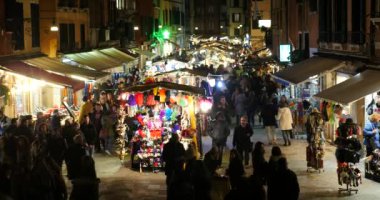 Venice, İtalya - 6 Şubat 2016: Gece görünümü Cannaregio insanlarda yerel pazarda.