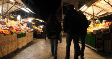 Venice, İtalya - 6 Şubat 2016: Gıda pazarının gece zaman Cannaregio sokakta.
