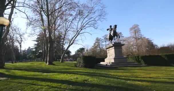 緑の芝生とモニュメントと歩く人々と公園のシーンのパノラマビュー — ストック動画