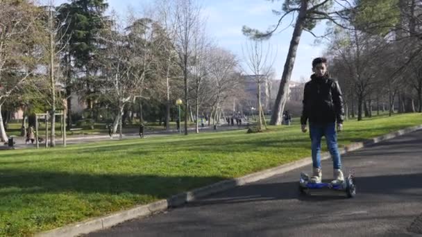 Bologna Itálie 2016 Teenager Vznášedle Dobíjecí Bateriový Skútr — Stock video