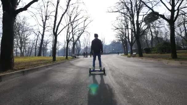 Bologna Italy Ιανουαριου 2016 Έφηβος Στο Hoverboard Ένα Επαναφορτιζόμενο Σκούτερ — Αρχείο Βίντεο