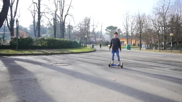 Bologna Italie Janvier 2016 Adolescent Sur Hoverboard Scooter Rechargeable Piles — Video