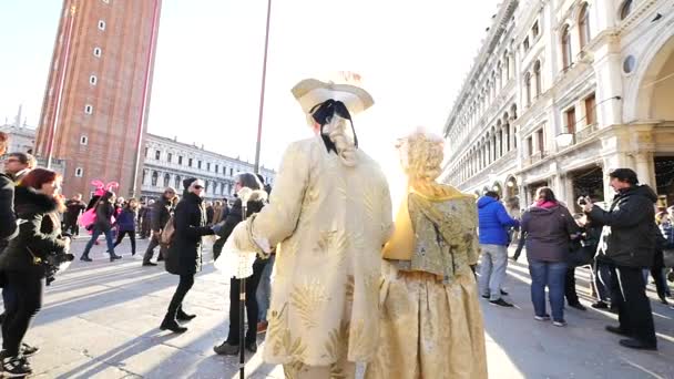 Mensen Wandelen Kostuums Carnaval Van Venetië Italië — Stockvideo