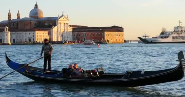 ヴェネツィアの典型的な運河 イタリア — ストック動画